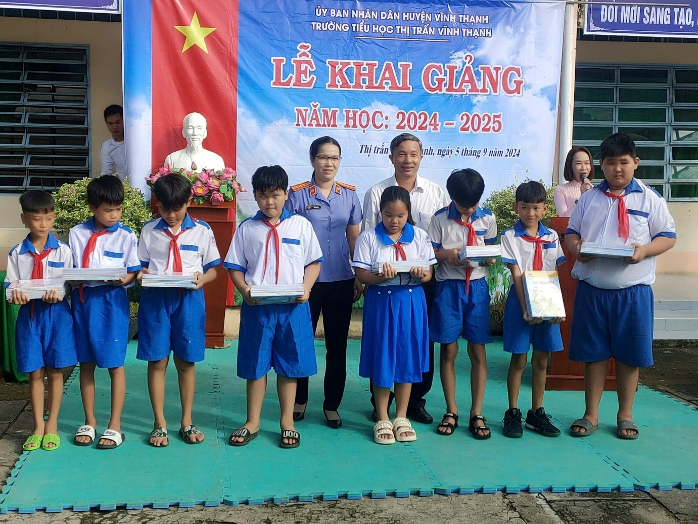 Vĩnh Thạnh: Tặng quà cho học sinh có hoàn cảnh khó khăn nhân dịp năm học mới