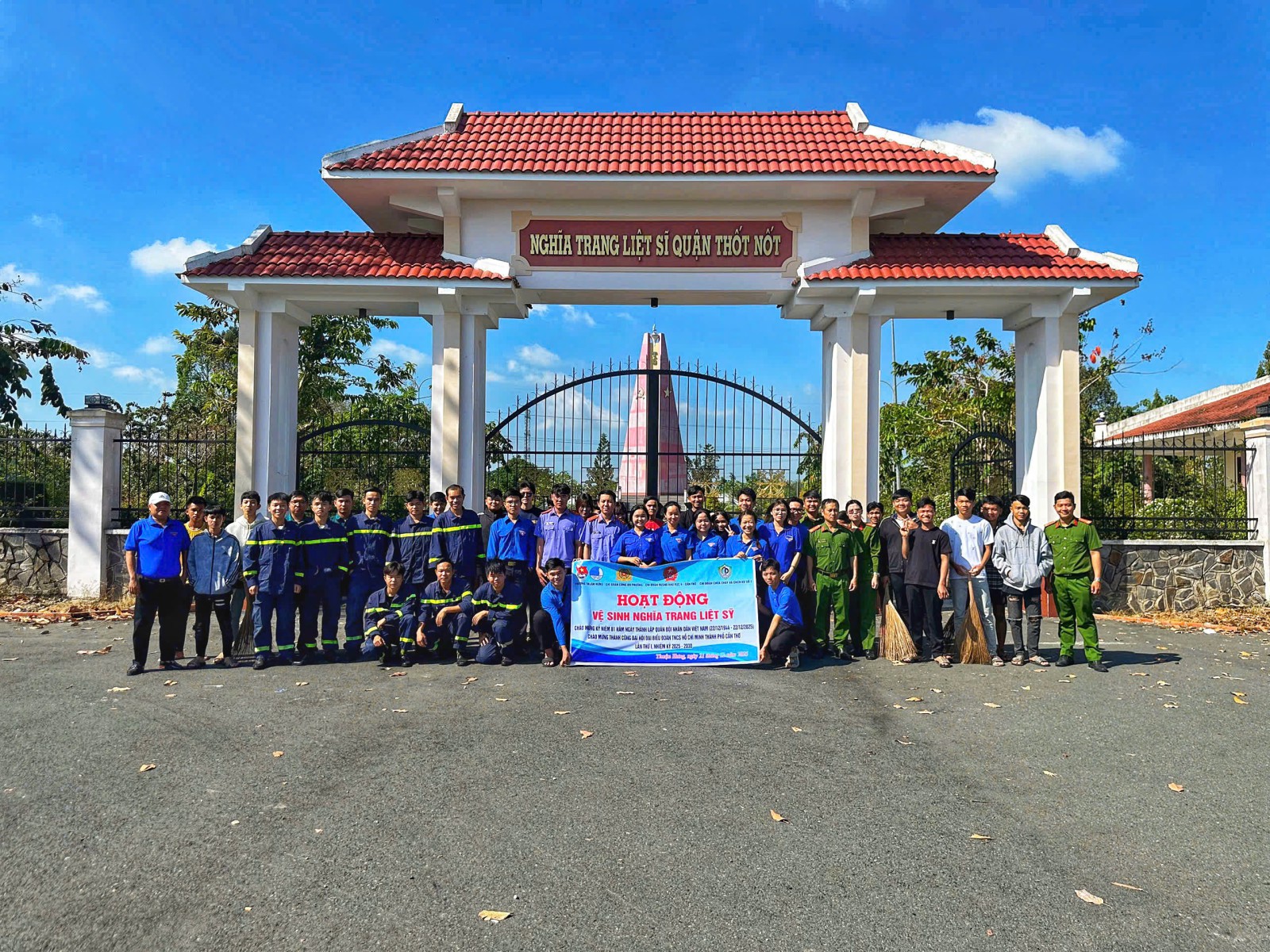 Chi đoàn VKSND Khu vực 4 phối hợp tổ chức hoạt động vệ sinh Nghĩa trang liệt sĩ nhân kỷ niệm 81 năm Ngày thành lập Quân đội nhân dân Việt Nam