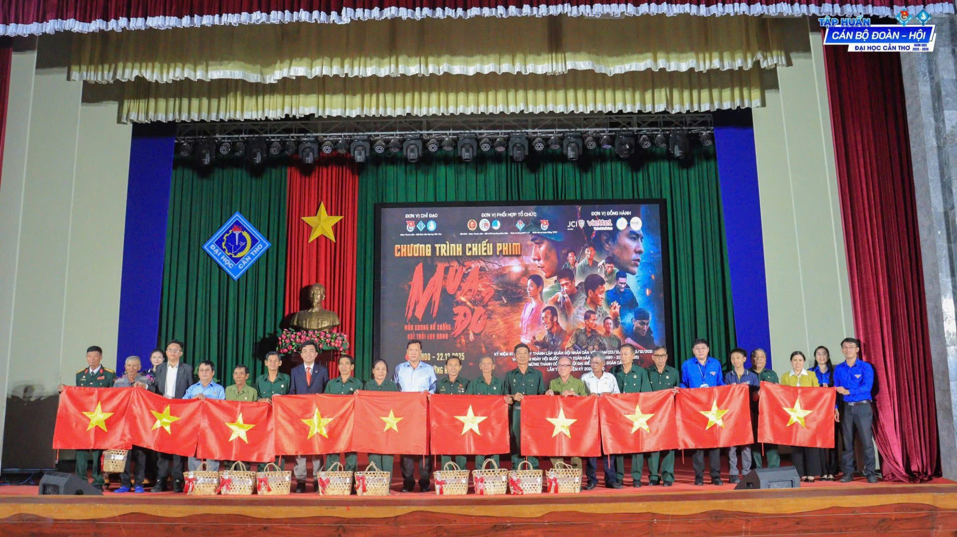 Đoàn cơ sở VKSND thành phố Cần Thơ tham gia chương trình chiếu phim “Mưa đỏ” kỷ niệm 81 năm Ngày thành lập Quân đội nhân dân Việt Nam (22/12/1944 - 22/12/2025)