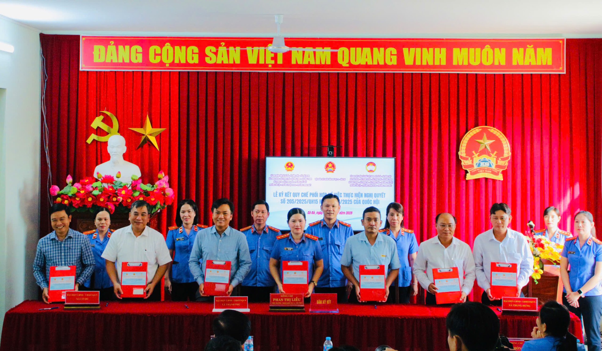 VKSND Khu vực 4 - Cần Thơ tổ chức ký kết Quy chế phối hợp thực hiện Nghị quyết 205/2025/QH15 của Quốc Hội