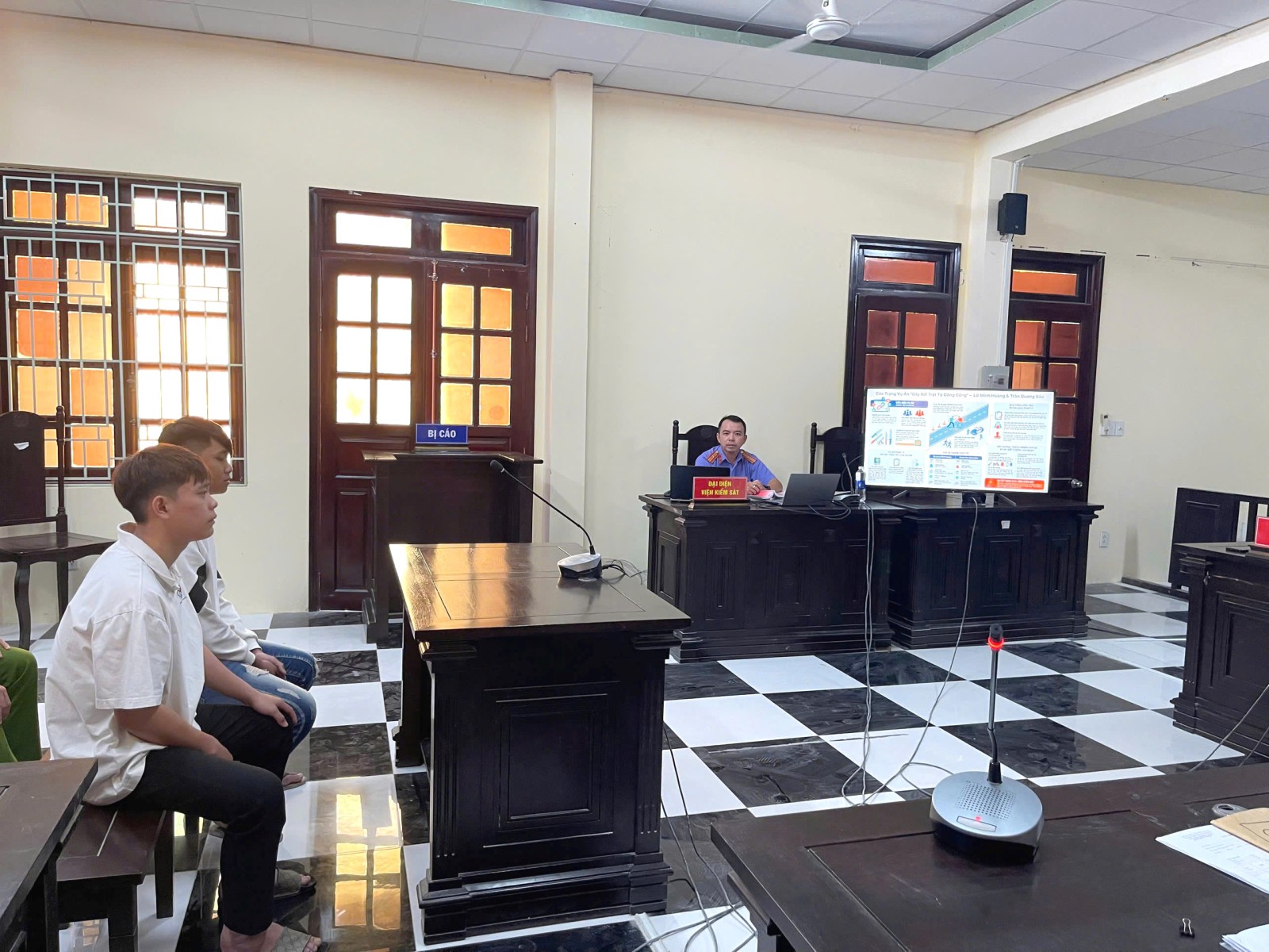 VKSND Khu vực 8 - Cần Thơ phối hợp với Tòa án cùng khu vực tổ chức phiên toà rút kinh nghiệm vụ án gây rối trật tự công cộng