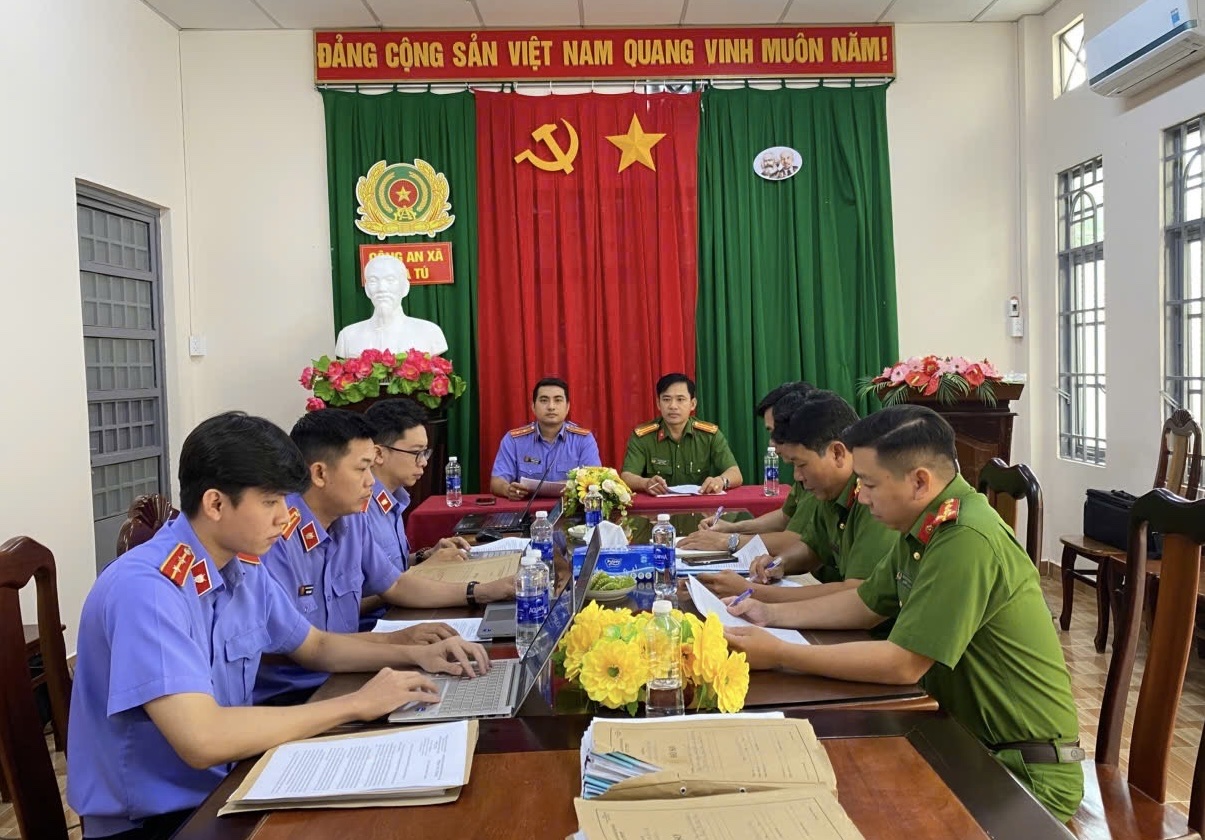 VKSND Khu vực 8 trực tiếp kiểm sát công tác tiếp nhận, giải quyết nguồn tin về tội phạm tại Công an xã Hòa Tú và Gia Hòa