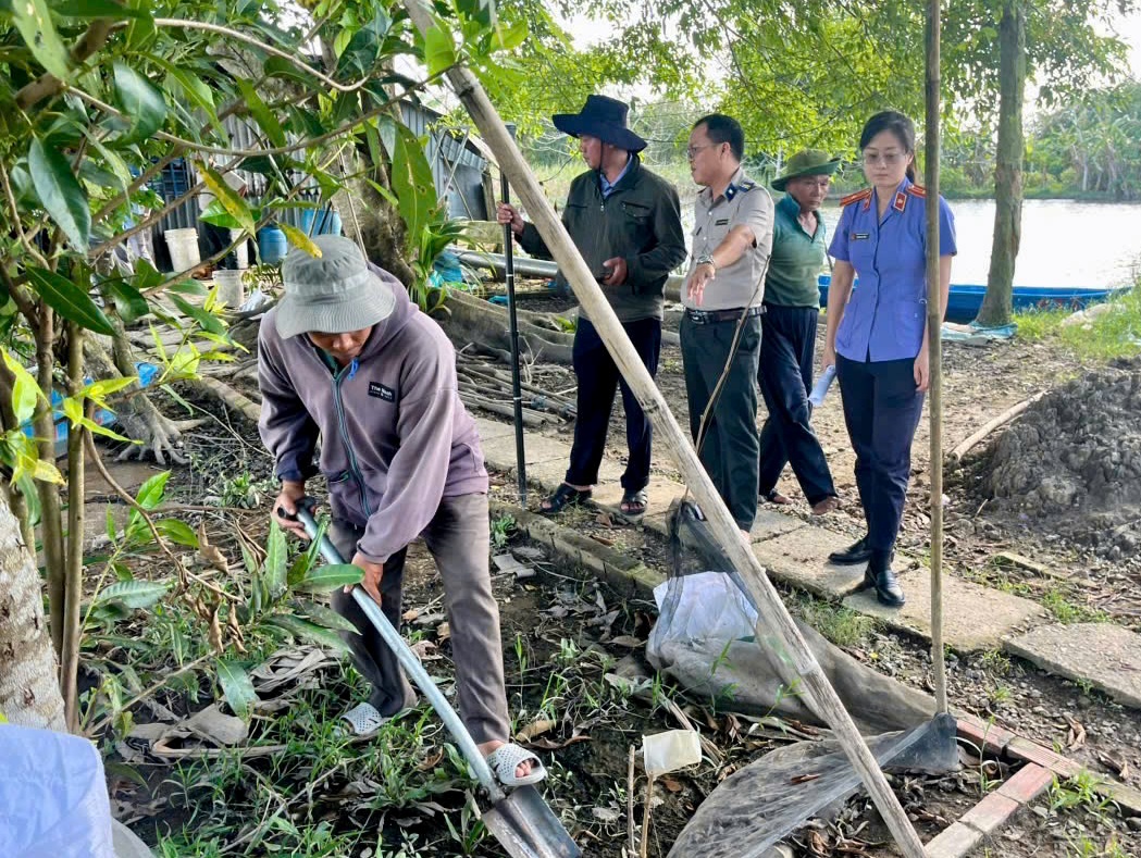 VKSND Khu vực 13 kiểm sát việc giao tài sản cho người mua trúng đấu giá          