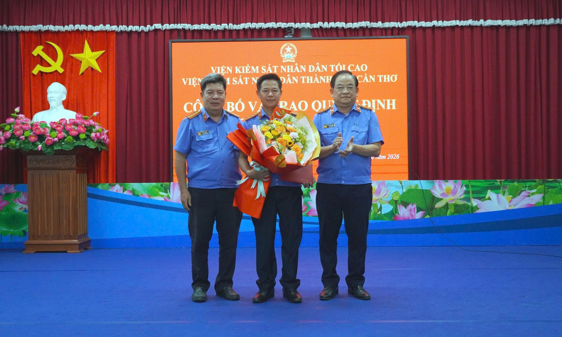 VKSND thành phố Cần Thơ công bố và trao quyết định điều động công chức