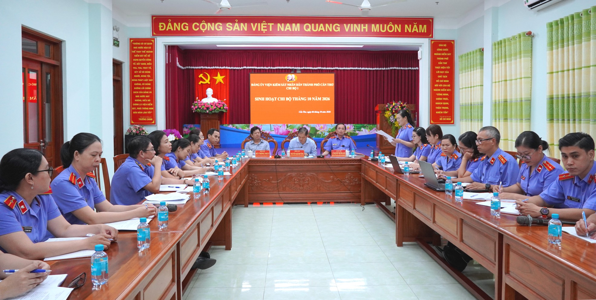 Chi bộ 1 VKSND thành phố Cần Thơ gắn sinh hoạt chi bộ với Giờ pháp luật về kỹ năng số