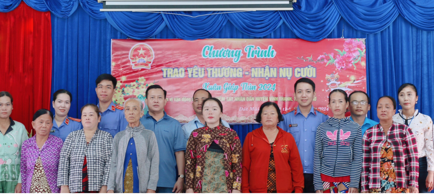 VKSND H. Vĩnh Thạnh:  Vận động phát quà Tết chương trình “Trao yêu thương - Nhận nụ cười” cho người dân trên địa bàn xã Đất Mũi, huyện Ngọc Hiển, tỉnh Cà Mau.