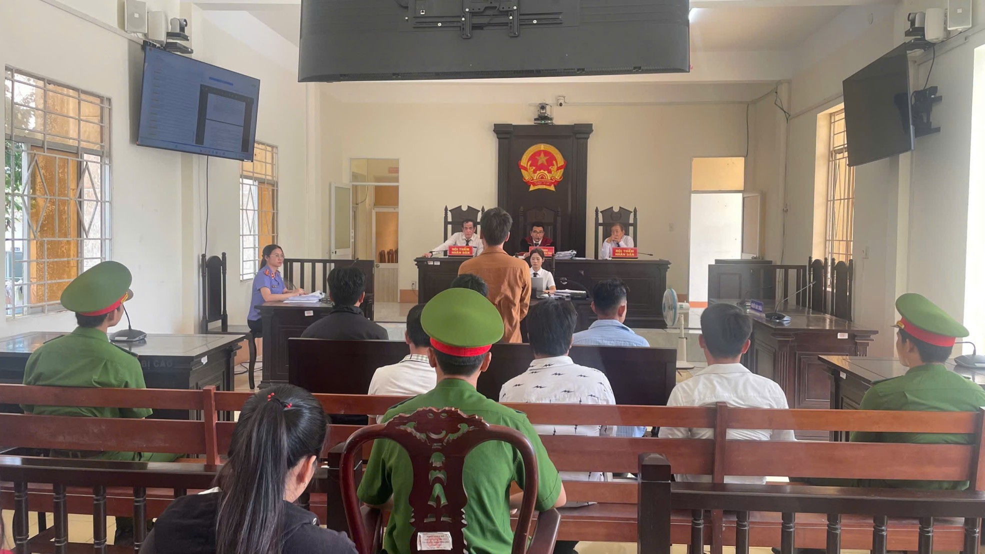 VKSND Khu vực 7 - Cần Thơ trình chiếu chứng cứ tại phiên tòa xét xử vụ án gây rối trật tự công cộng