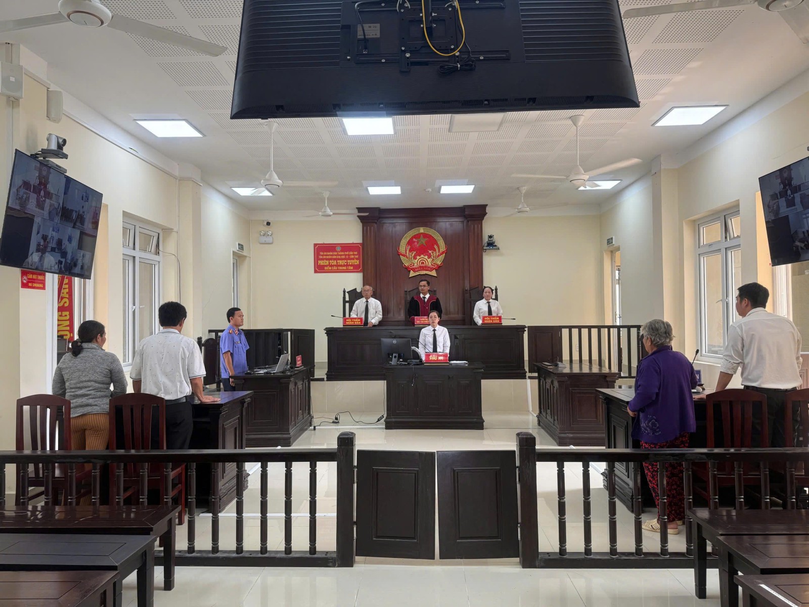 VKSND Khu vực 12 - Cần Thơ phối hợp tổ chức phiên tòa dân sự trực tuyến rút kinh nghiệm
