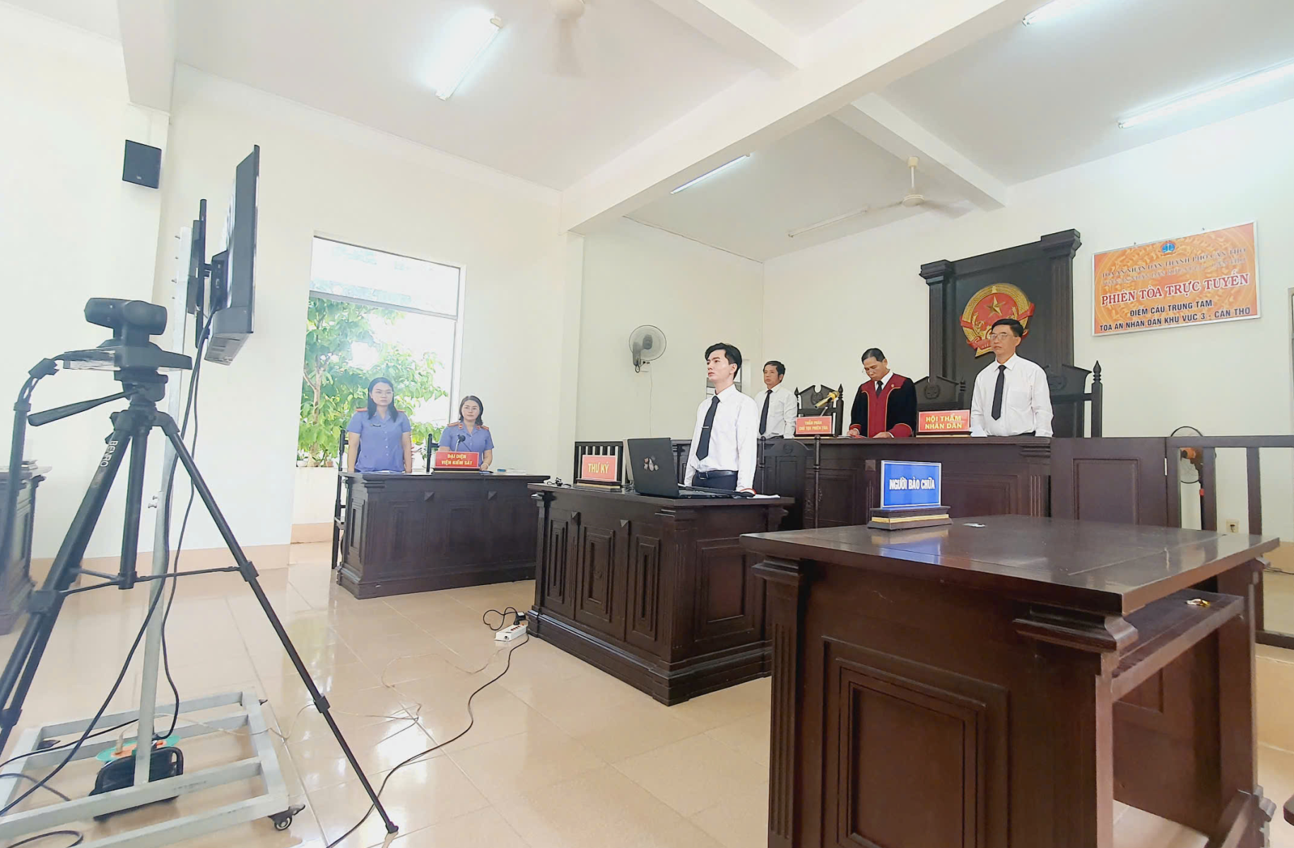 Cướp giật điện thoại, lãnh án 04 năm tù 