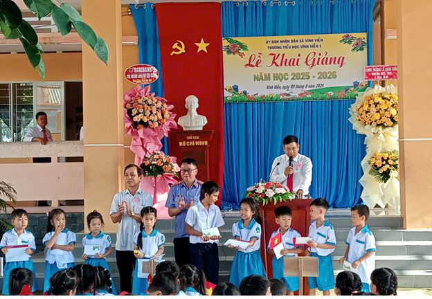 Lãnh đạo VKSND Khu vực 12 - Cần Thơ dự Lễ khai giảng năm học mới năm 2025 - 2026 
