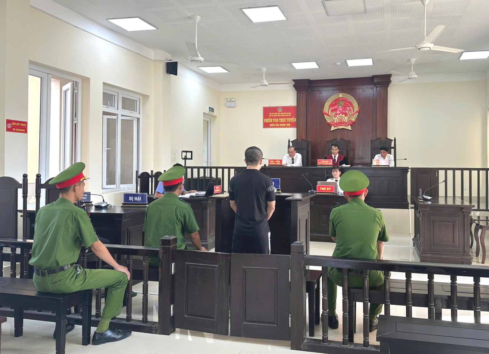 Xét xử bị cáo trộm cắp vàng của bà ngoại 