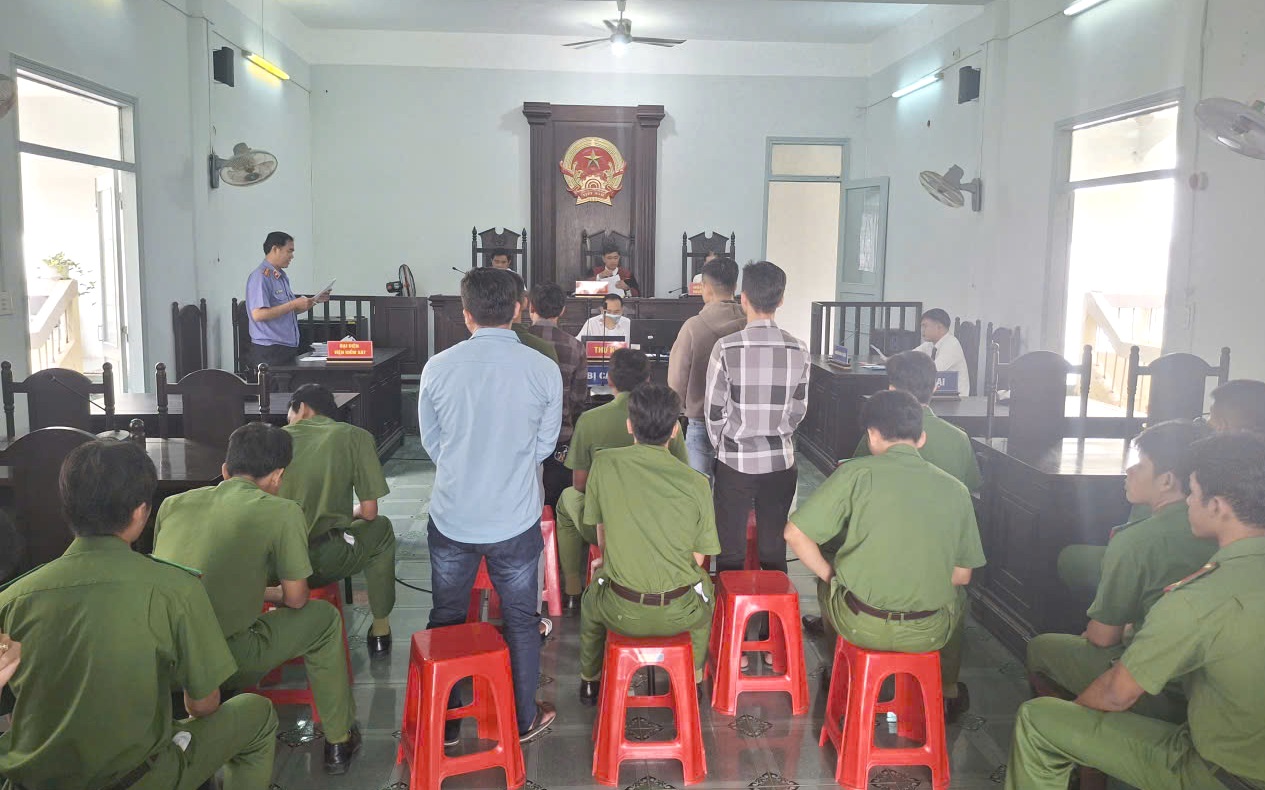 Lãnh đạo Viện kiểm sát trực tiếp tham gia xét xử vụ án hình sự về Tội gấy rối trật tự công cộng và Tội cố ý gây thương tích