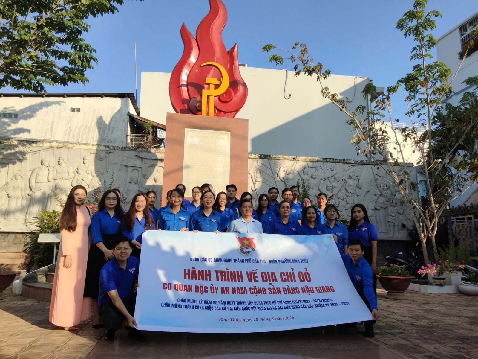 Đoàn cơ sở VKSND thành phố Cần Thơ “Hành trình về địa chỉ đỏ” 