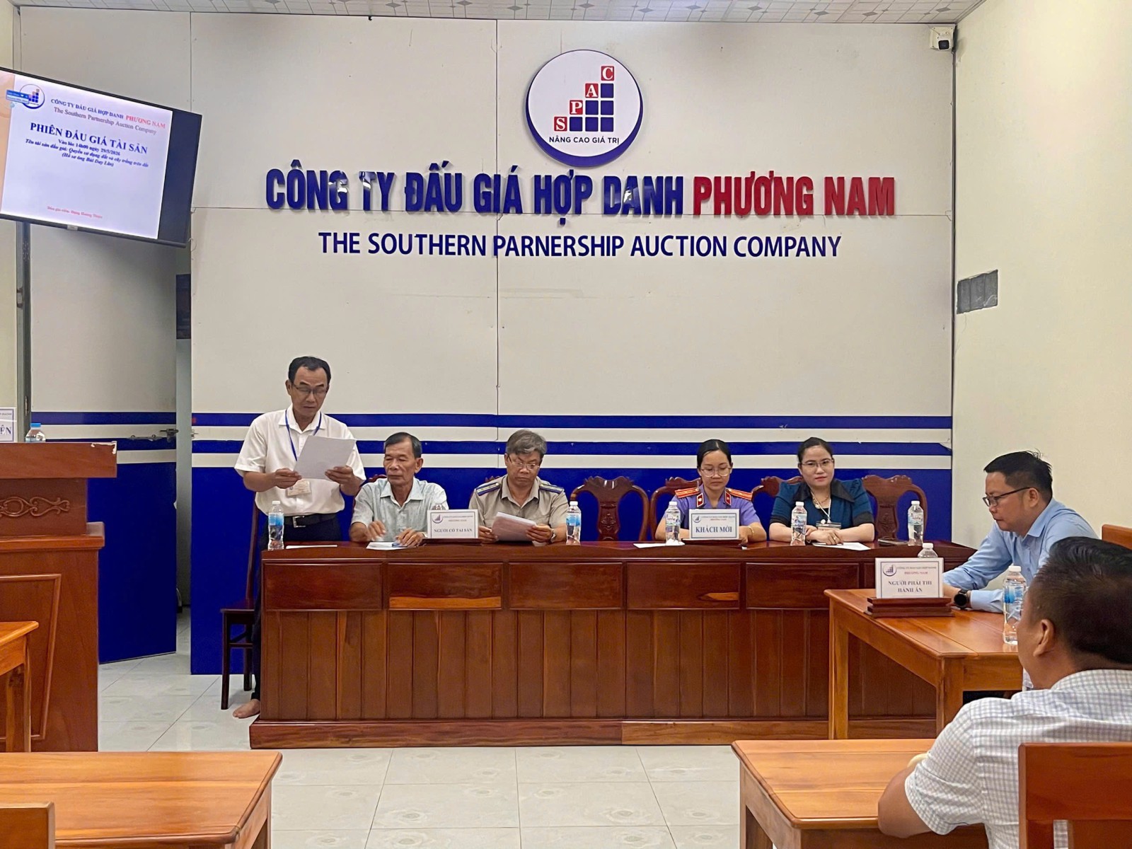 VKSND Khu vực 11 - Cần Thơ kiểm sát việc bán đấu giá tài sản thi hành án dân sự