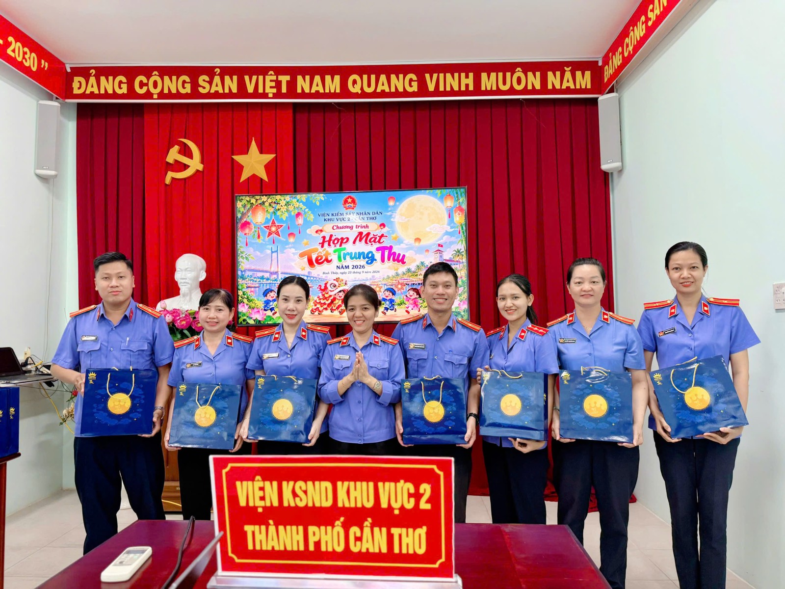 VKSND Khu vực 2 trao quà Trung thu cho con của công chức và người lao động 