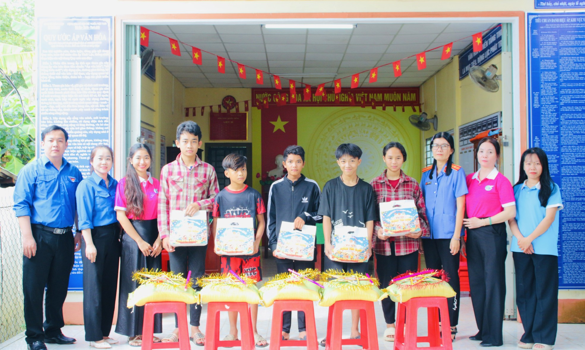 Mang Trăng rằm đến từng mái ấm