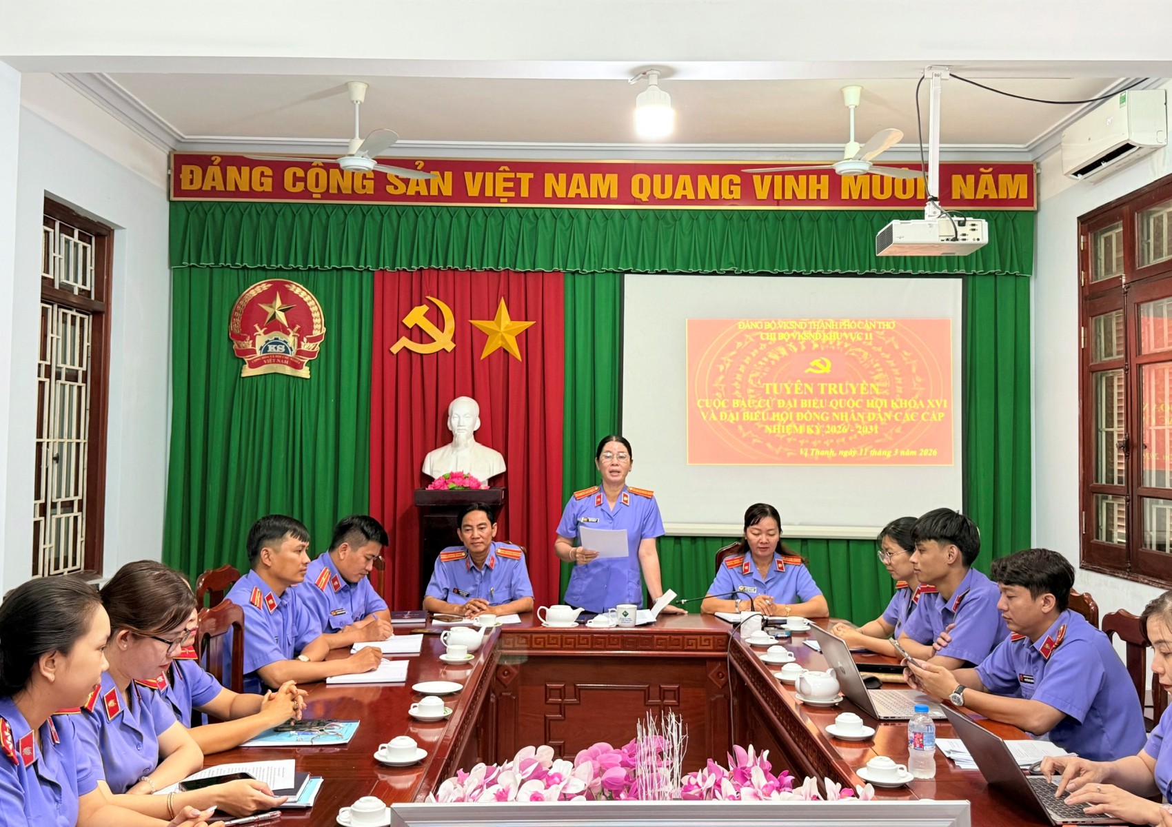 Chi bộ VKSND Khu vực 11 - Cần Thơ tuyên truyền về công tác bầu cử