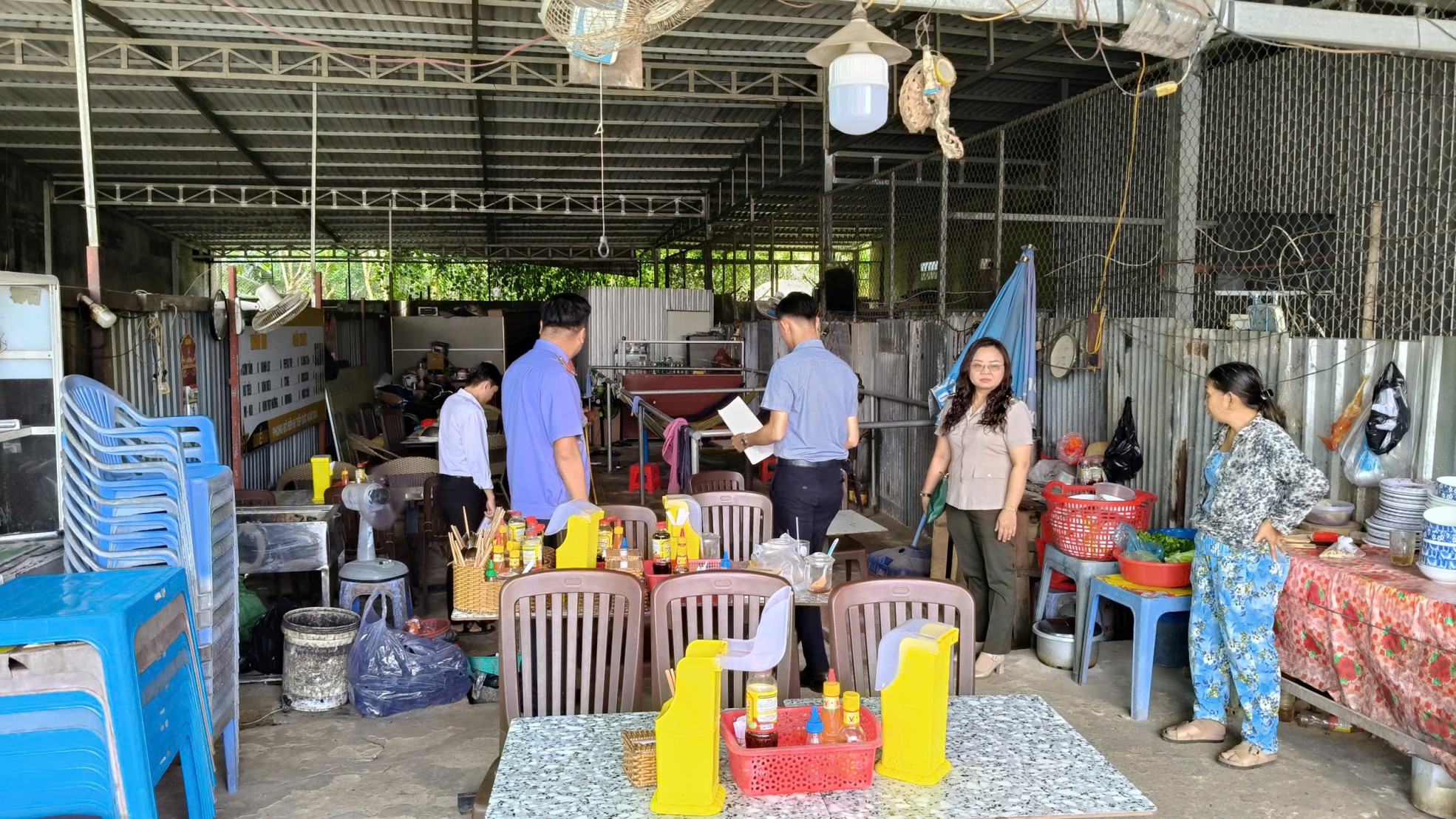 VKSND Khu vực 2: Tham gia giao tài sản cho người được thi hành án tại phường Phước Thới