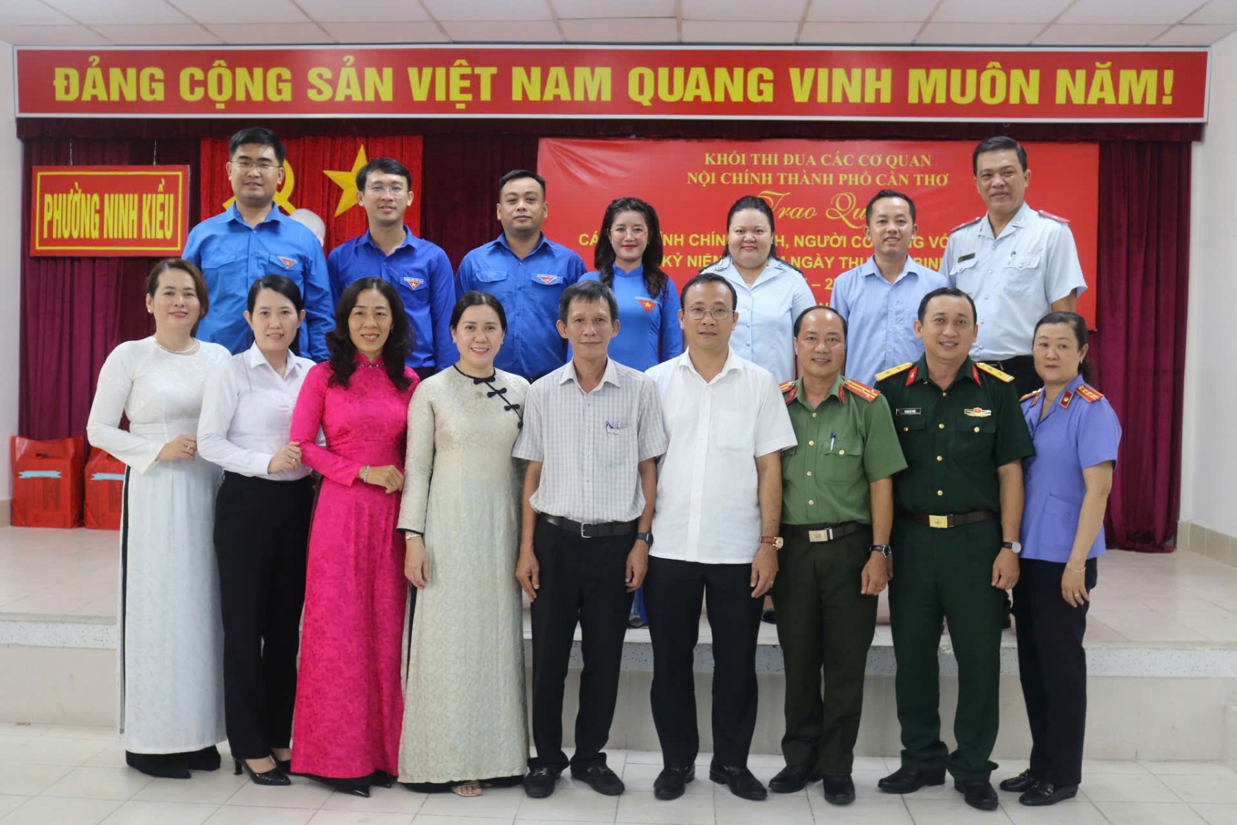Viện kiểm sát nhân dân thành phố Cần Thơ cùng Khối thi đua các cơ quan Nội chính thăm và tặng quà các gia đình chính sách 