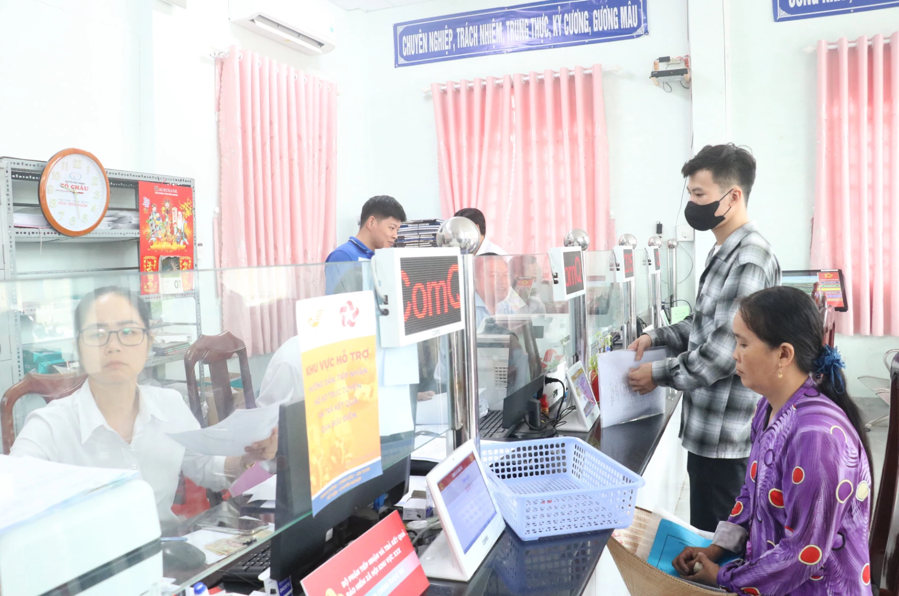 Khẩn trương có biện pháp giải quyết căn cơ, lâu dài để cán bộ, công chức, người lao động yên tâm công tác, phục vụ nhân dân 