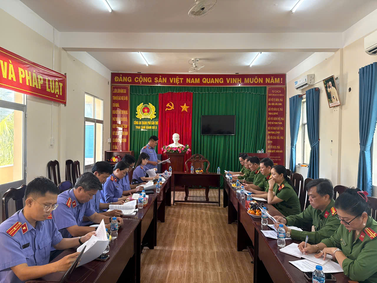 Trực tiếp kiểm sát việc tạm giữ, tạm giam và thi hành án phạt tù tại Trại tạm giam số 3 Công an thành phố Cần Thơ