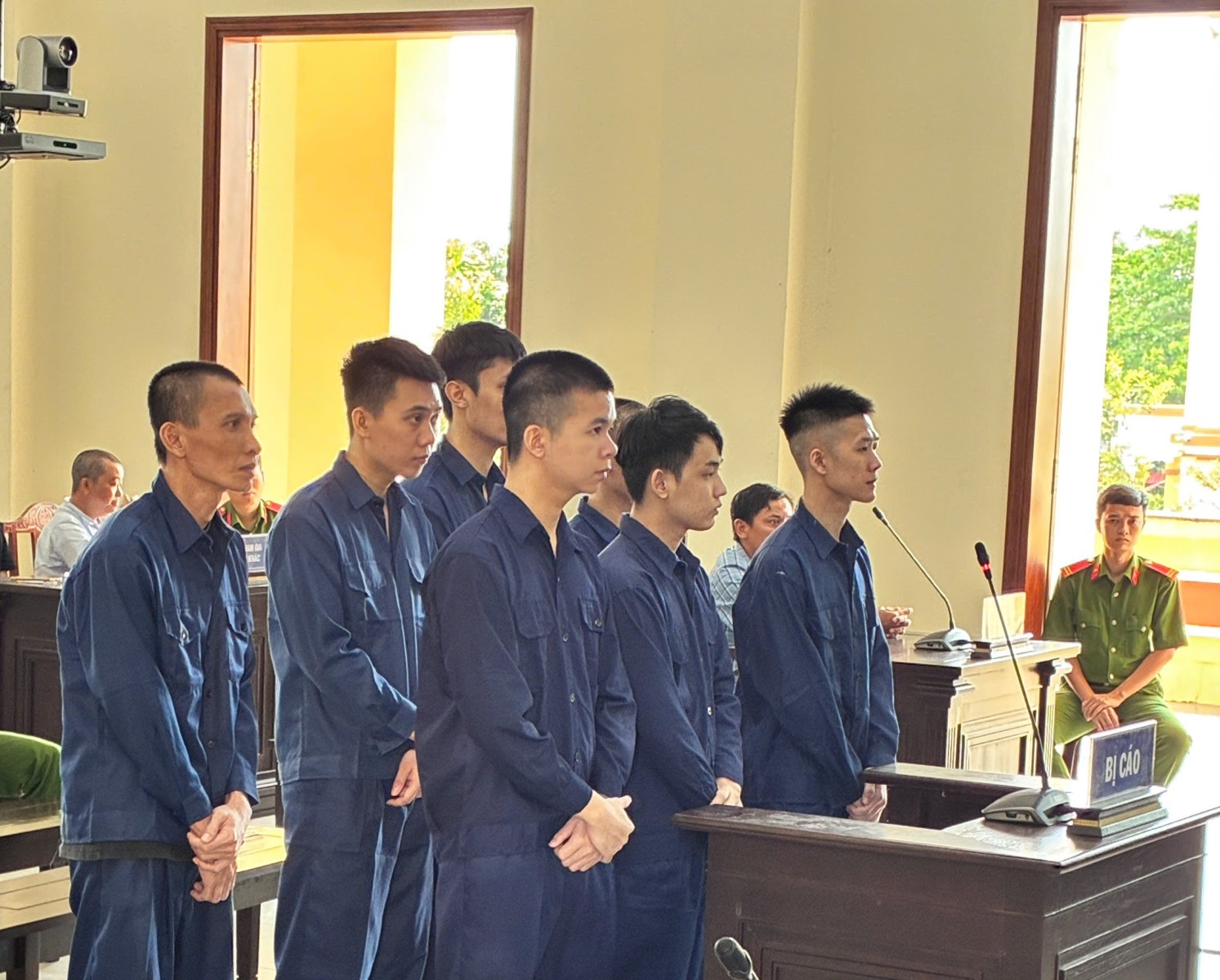 Giải quyết mâu thuẫn trong việc đòi nợ, nhóm đối tượng cùng lĩnh án     