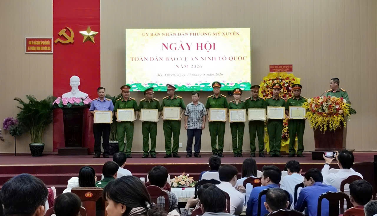 Tập thể và Kiểm sát viên VKSND khu vực 5 - Cần Thơ vinh dự nhận Giấy khen nhân Ngày hội Toàn dân bảo vệ an ninh Tổ quốc năm 2026