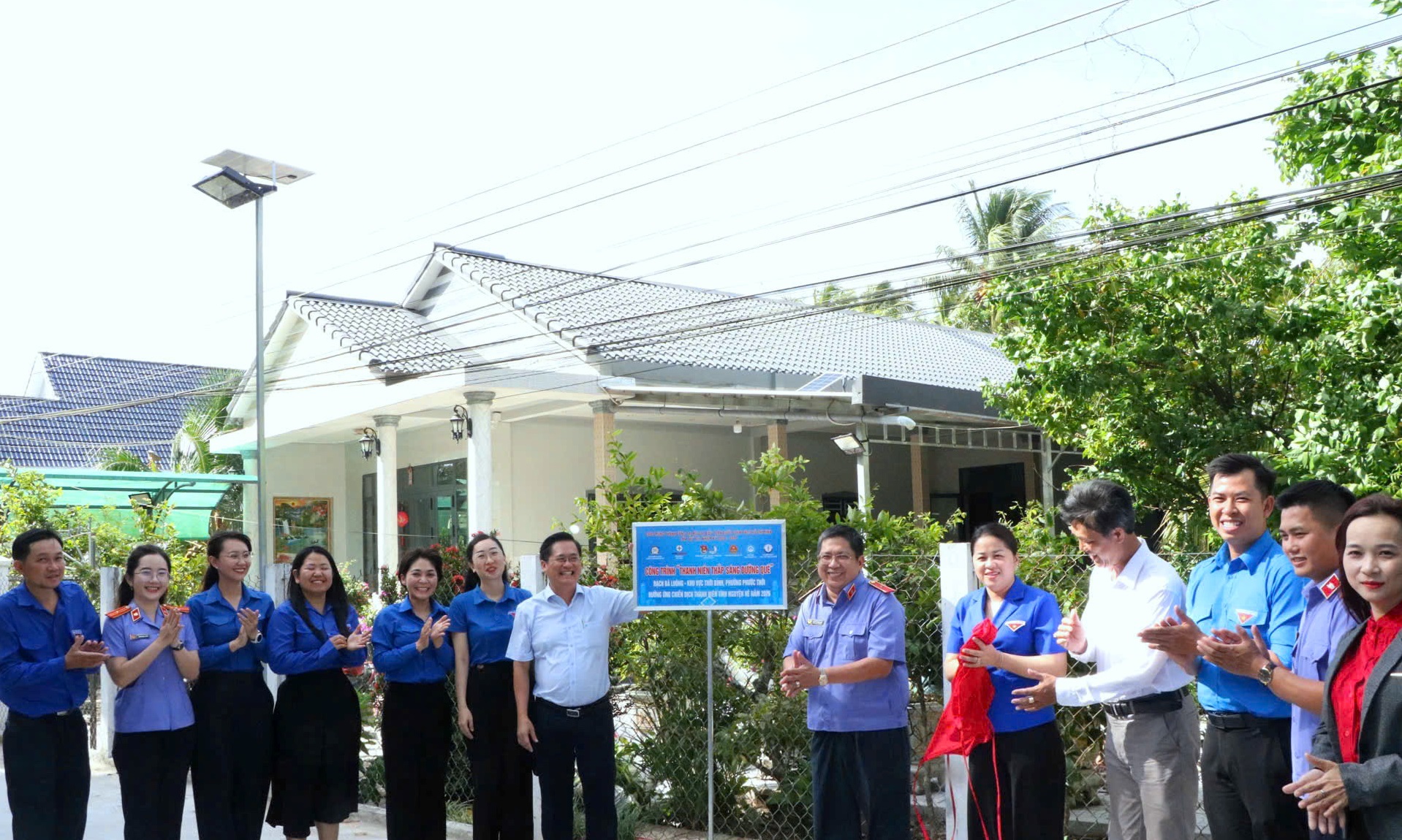 Tuổi trẻ VKSND thành phố Cần Thơ chung tay thắp sáng đường quê, xây dựng đô thị văn minh