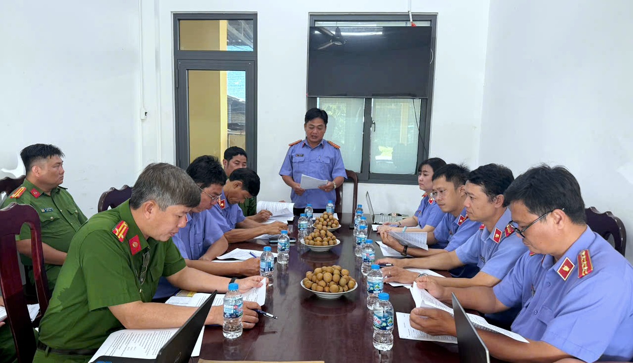 Trực tiếp kiểm sát việc tạm giữ, tạm giam và thi hành án phạt tù tại Phân trại tạm giam Bình Thủy