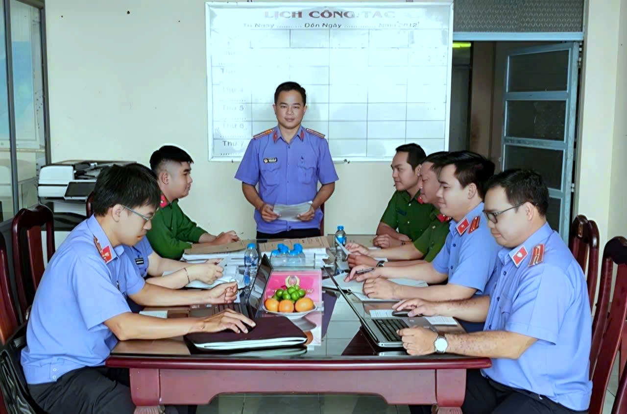 VKSND Khu vực 9 - Cần Thơ trực tiếp kiểm sát việc giải quyết nguồn tin về tội phạm tại Công an xã Tân Thạnh