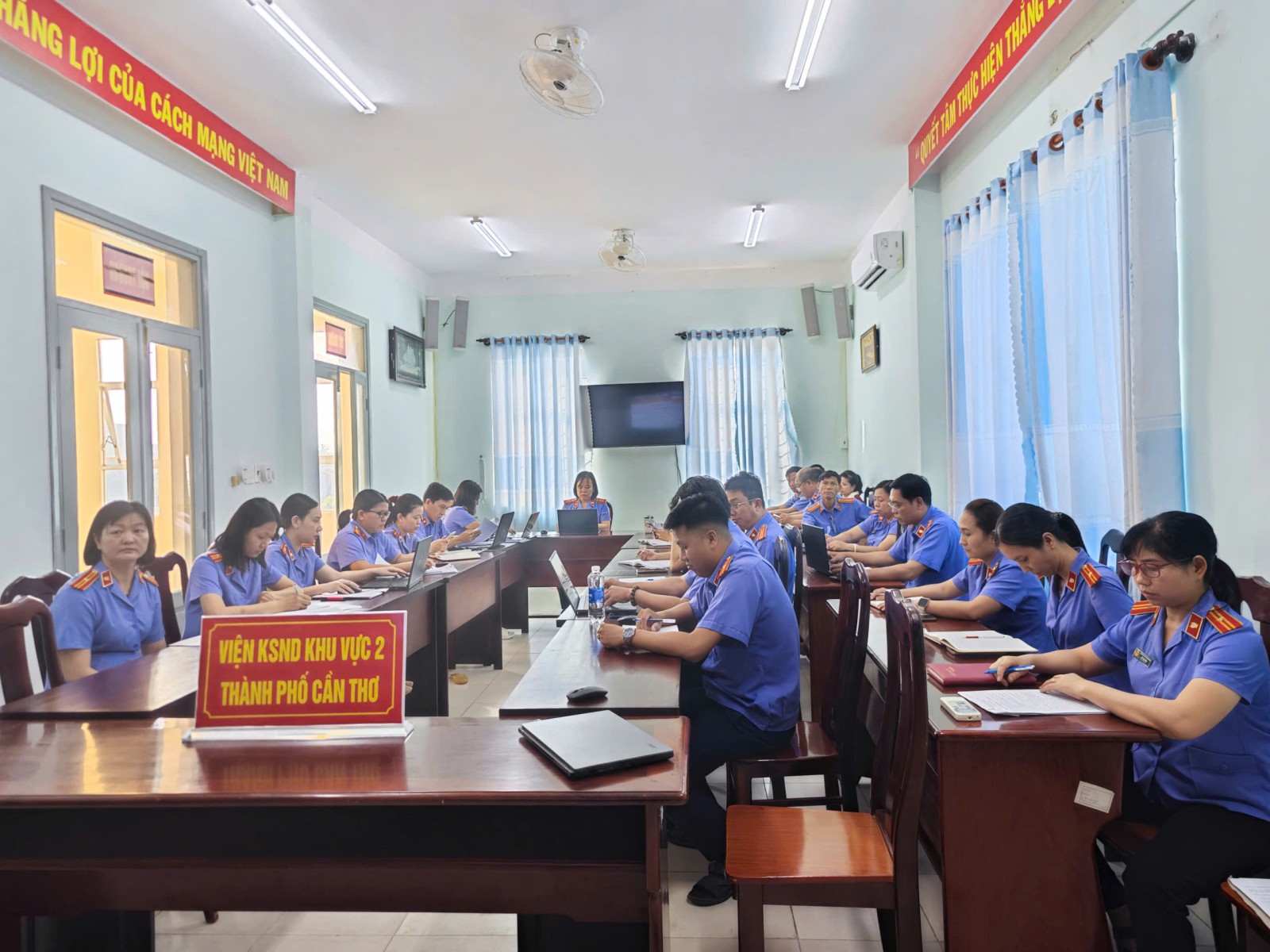 Chi bộ VKSND Khu vực 2 - Cần Thơ nghiêm túc học tập, quán triệt Nghị quyết Hội nghị lần thứ hai Ban Chấp hành Trung ương Đảng khoá XIV