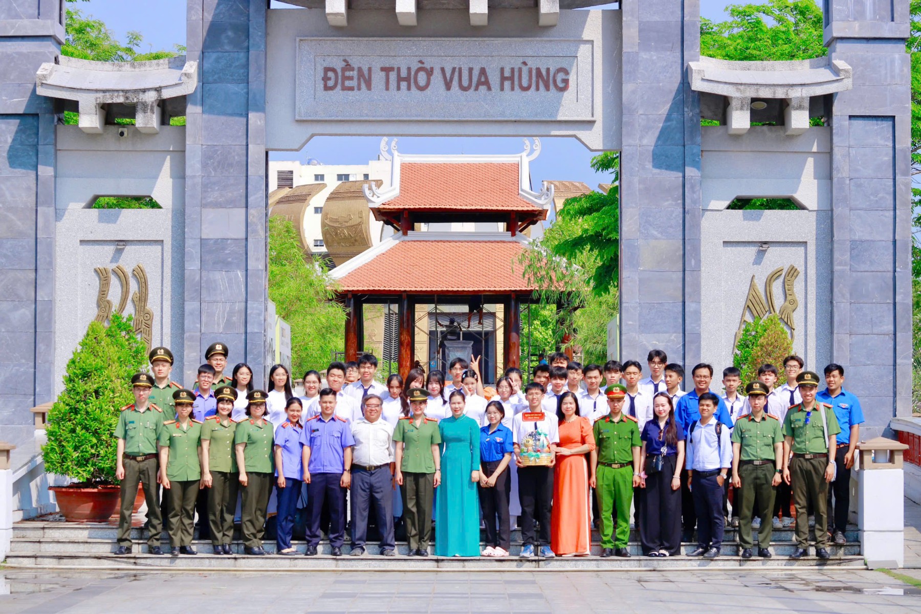 Chi đoàn VKSND Khu vực 1, 2 - Cần Thơ nâng cao “Sức đề kháng số” cho học sinh, lan toả yêu thương và bồi bắp truyền thống tại Trường THPT Bình Thuỷ