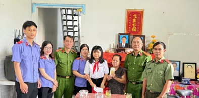 VKSND Khu vực 11 - Cần Thơ phối hợp Công an phường Vị Tân thăm, tặng quà trẻ em có hoàn cảnh khó khăn trên địa bàn