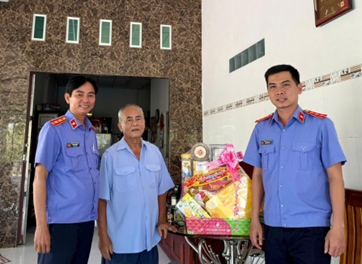 VKSND Khu vực 11 - Cần Thơ thăm, tặng quà các đồng chí nguyên là lãnh đạo nhân dịp tết Nguyên đán Bính Ngọ năm 2026