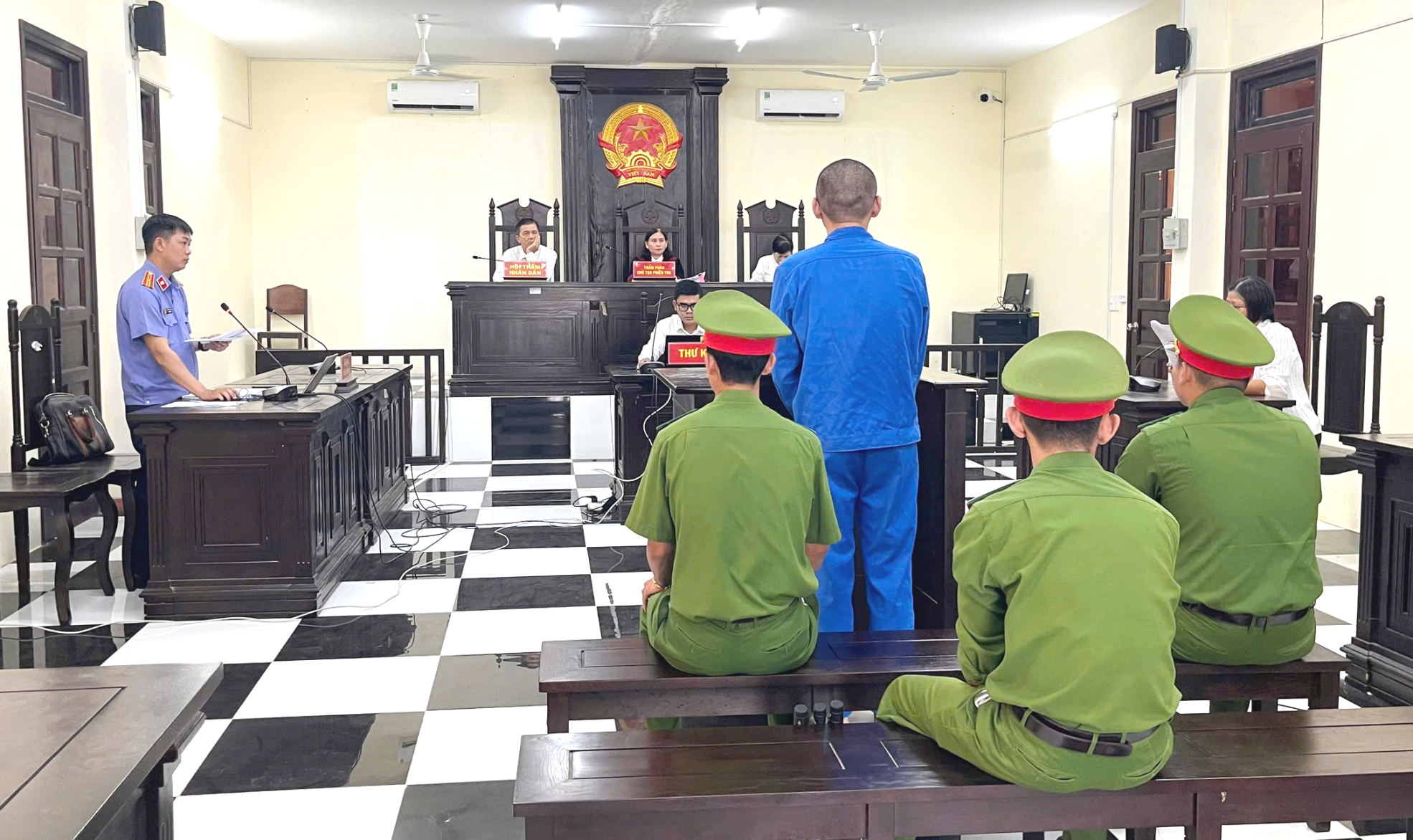 Viện KSND khu vực 8 – Cần Thơ phối hợp với Tòa án xét xử vụ án “Tàng trữ trái phép chất ma túy” có bị cáo là người nước ngoài