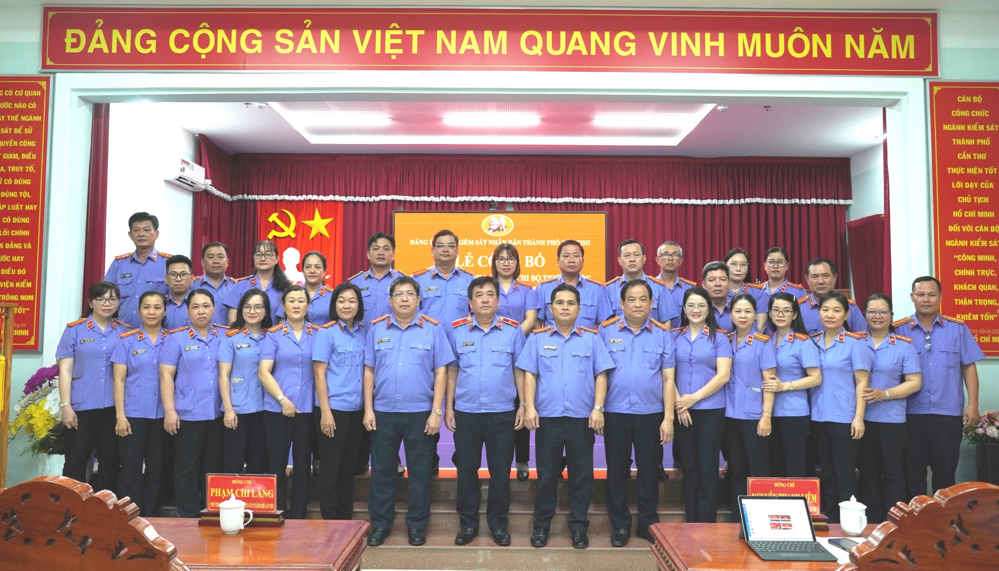 Đảng uỷ Viện kiểm sát nhân dân thành phố Cần Thơ công bố và trao quyết định thành lập các chi bộ trực thuộc