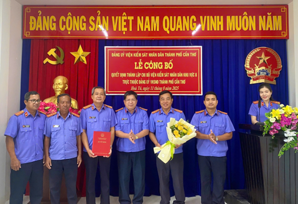 Lễ công bố và trao Quyết định thành lập Chi bộ Viện kiểm sát nhân dân  Khu vực 8 - Cần Thơ