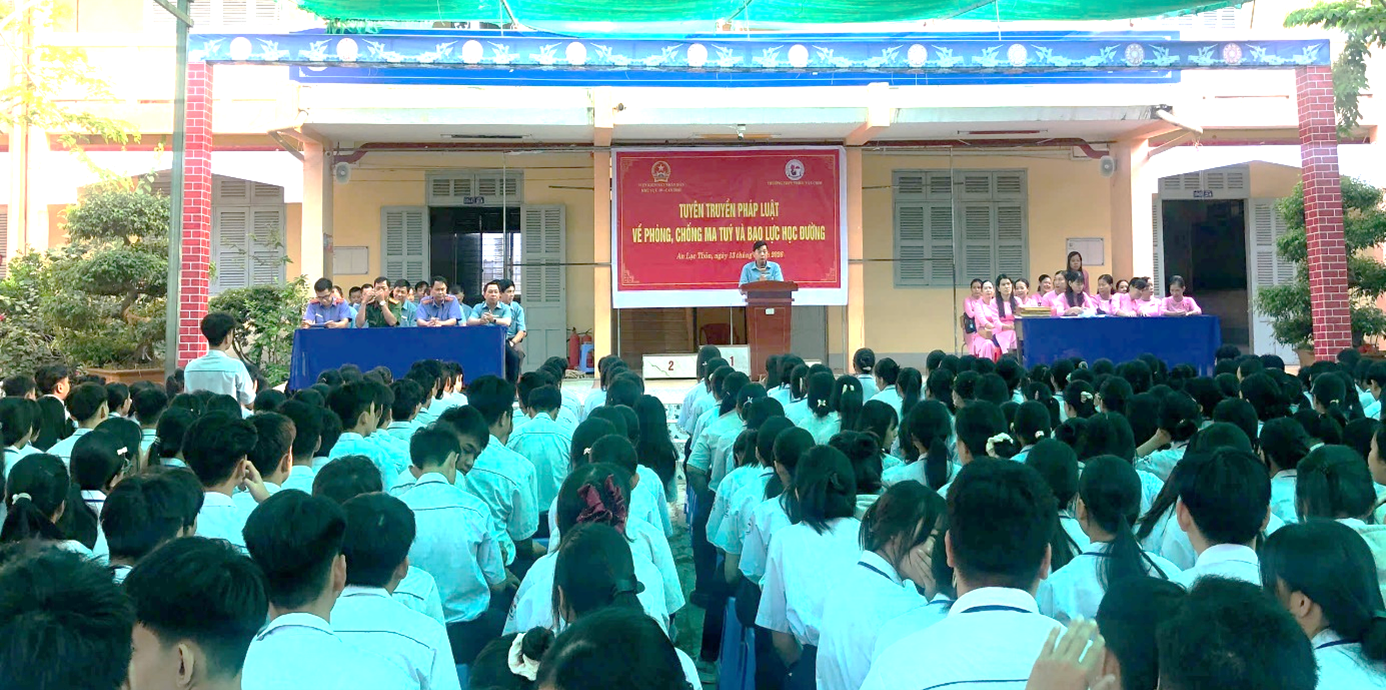 VKSND Khu vực 10 - Cần Thơ phối hợp tuyên truyền pháp luật về phòng, chống ma tuý và bạo lực học đường 