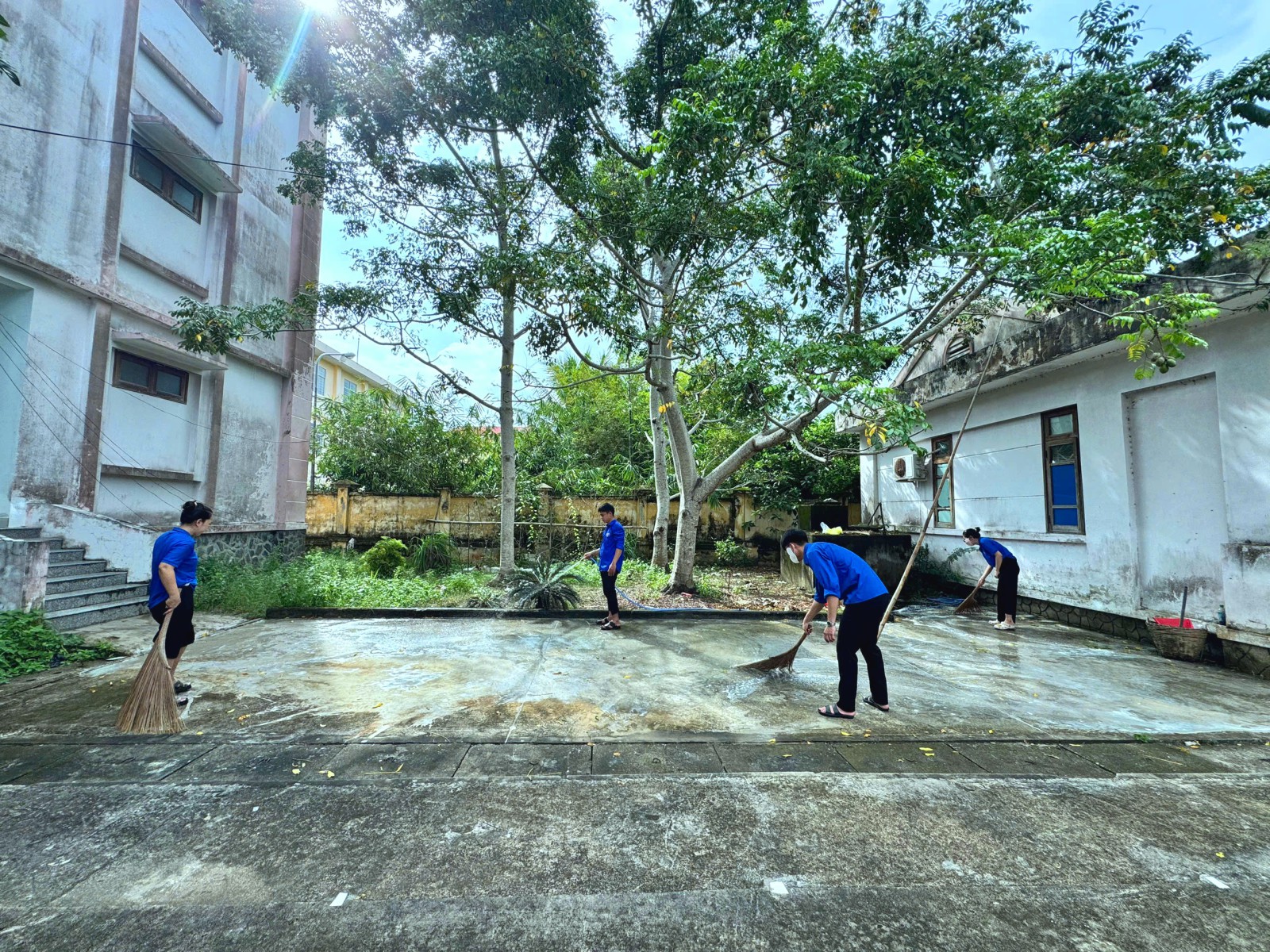 Chi đoàn VKSND Khu vực 11 - Cần Thơ vệ sinh khuôn viên cơ quan phòng ngừa trơn trượt mùa mưa