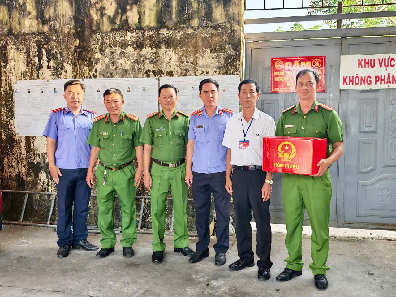 VKSND Khu vực 13 - Cần Thơ kiểm sát việc bảo đảm quyền bầu cử của người bị tạm giữ, người bị tạm giam