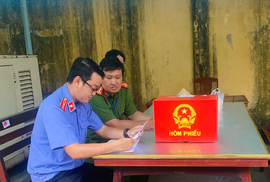 VKSND Khu vực 3 - Cần Thơ kiểm sát việc người bị tạm giữ, người bị tạm giam tham gia bầu cử tại Phân trại tạm giam Phong Điền