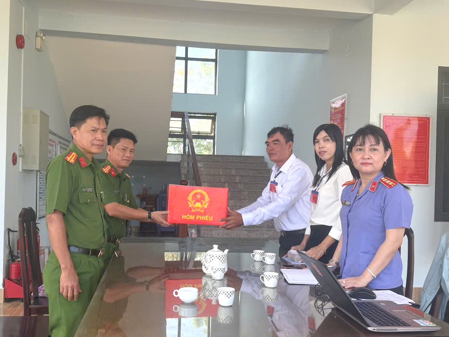 VKSND thành phố Cần Thơ tăng cường công tác kiểm sát việc bảo đảm quyền bầu cử của người bị tạm giữ, người bị tạm giam