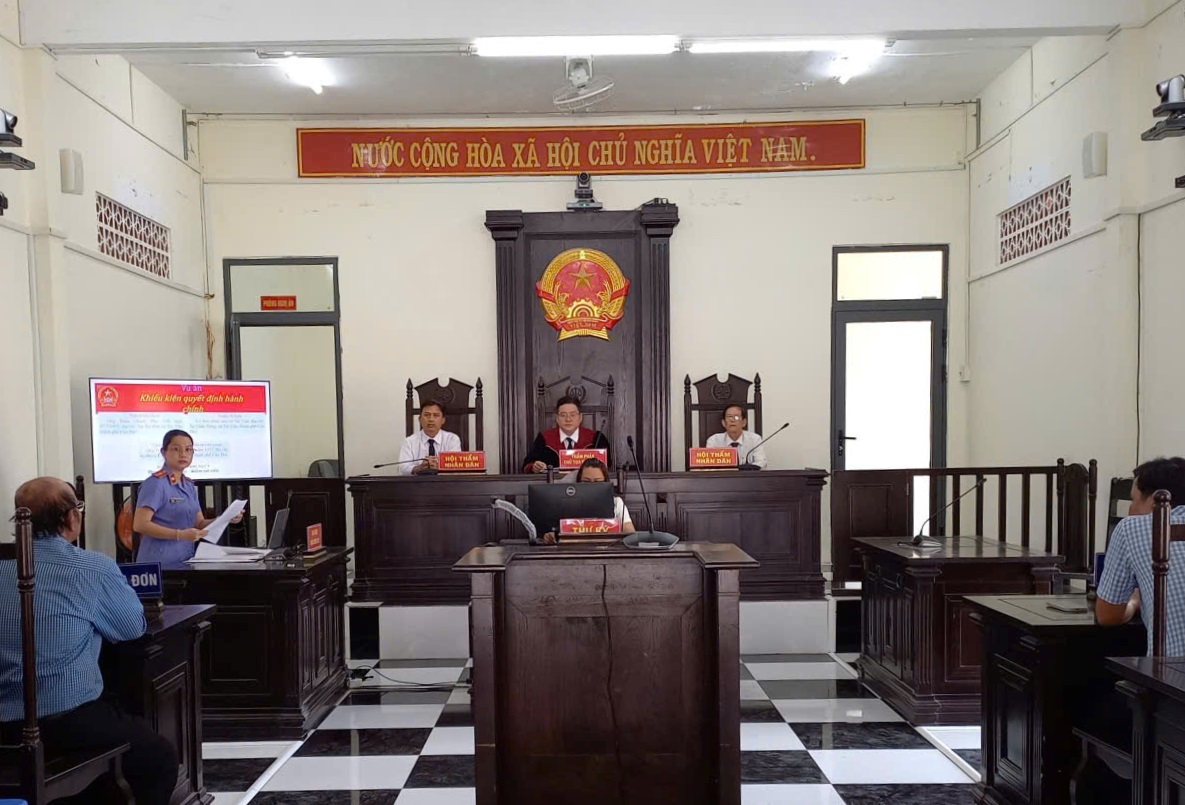 VKSND Khu vực 9 - Cần Thơ phối hợp tổ chức phiên tòa rút kinh nghiệm, trình chiếu chứng cứ vụ án hành chính