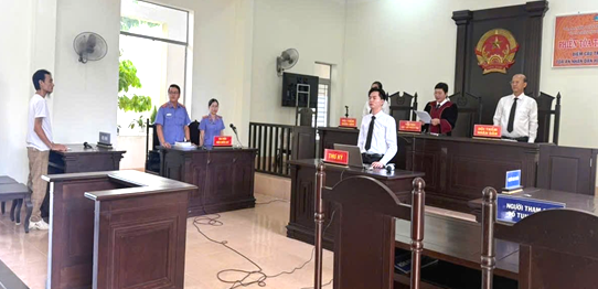 Chém chủ nợ, lãnh 02 năm tù giam