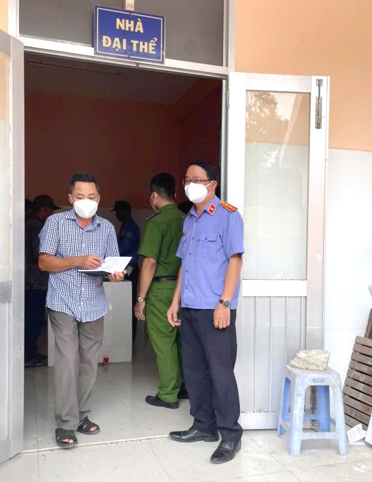 VKSND Khu vực 12 - Cần Thơ kiểm sát khám nghiệm vụ việc cha dượng tử vong tại phường Long Bình