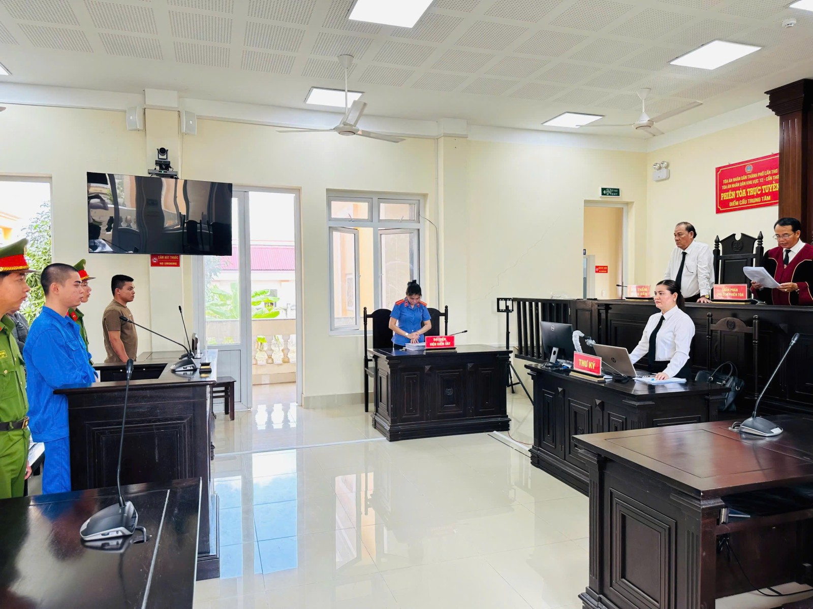 VKSND Khu vực 12 - Cần Thơ phối hợp xét xử nghiêm minh bị cáo dùng dao gây thương tích nguy hiểm