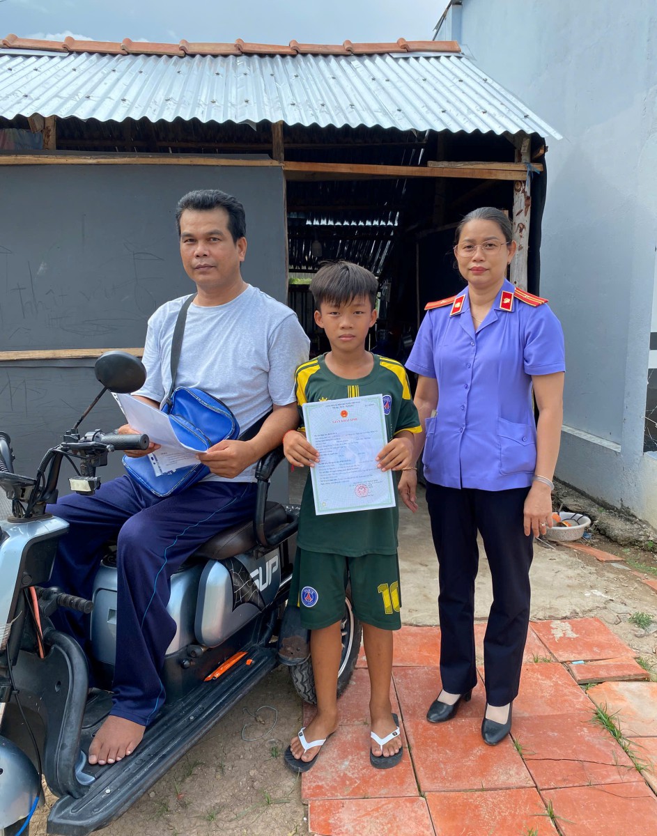 VKSND Khu vực 9 - Cần Thơ kịp thời hỗ trợ cấp Giấy khai sinh cho người yếu thế theo Nghị quyết số 205/2025/QH15
