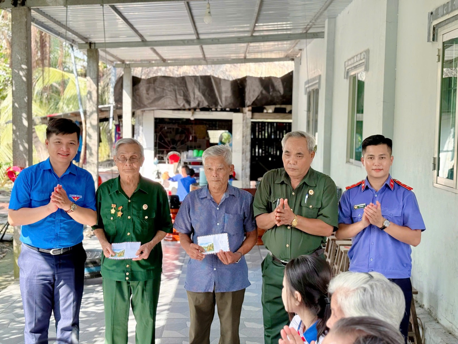 Chi đoàn Viện kiểm sát nhân dân Khu vực 1, 2 - Cần Thơ thăm, tặng quà gia đình người có công với cách mạng tại tỉnh Cà Mau