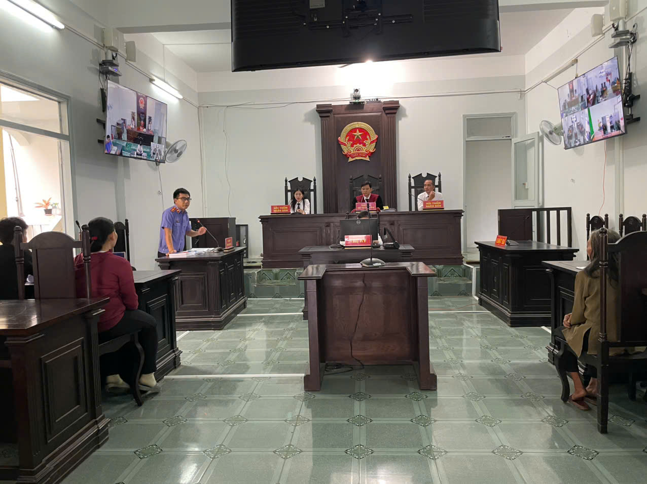 VKSND Khu vực 10 - Cần Thơ phối hợp tổ chức phiên toà rút kinh nghiệm kết hợp xét xử trực tuyến vụ án hình sự