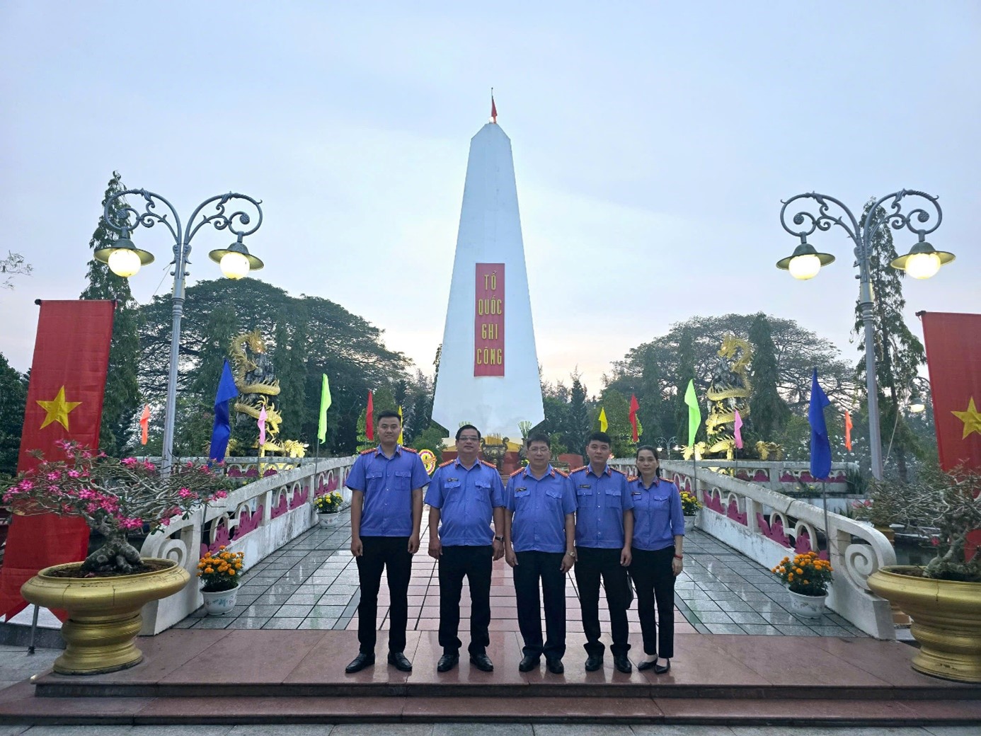 Thắp hương tri ân các anh hùng liệt sĩ, mẹ Việt Nam anh hùng, các đồng chí lão thành cách mạng